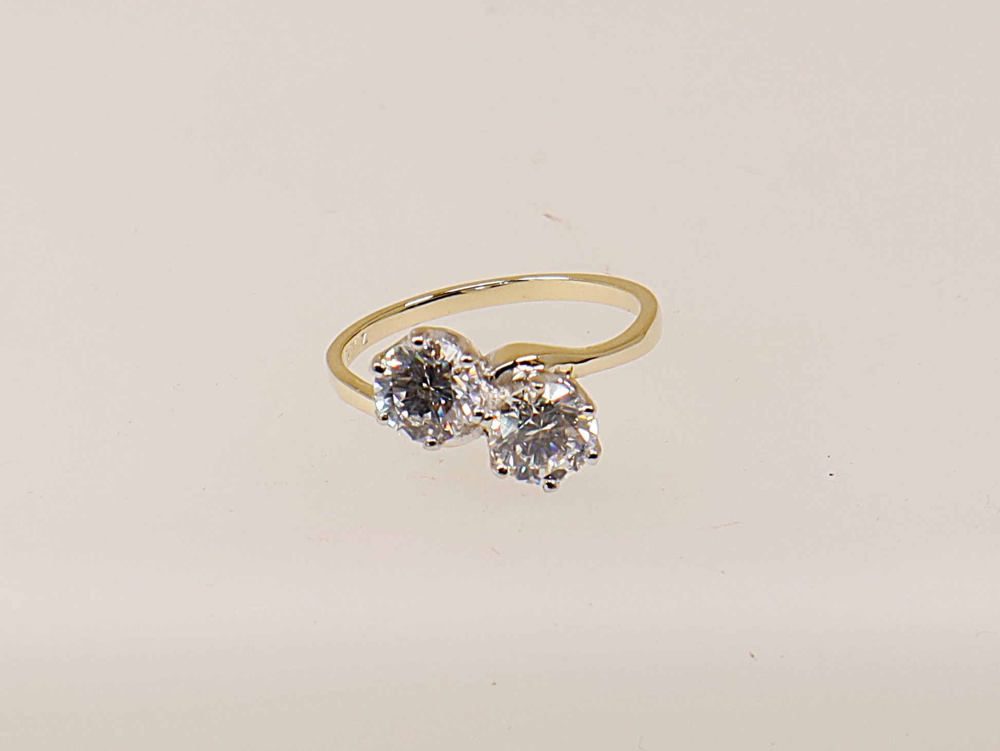 The 14ct Gold twist design showcases 2 claw set Cubic Zirconia gemstones that mimic real diamonds that adds a fluid and aesthetic design to the ring.
The C.Z. stones glitter and sparkle and offer an affordable alternative to diamonds! UK finger size N.