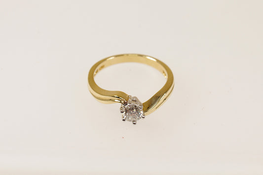 This stunning 18ct Gold Diamond solitaire is a classic and elegant piece of jewellery. The band features a twist design adding a contemporary and graceful touch to this classic solitaire ring; it is in excellent condition, inside the band it is stamped ‘DIA’, with London hallmarks for 18ct Gold and the makers mark RG. UK Finger size N.