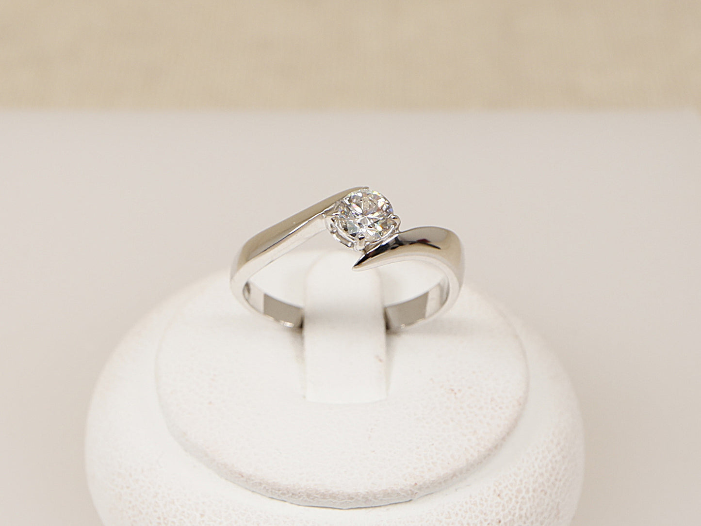 Fabulous 18ct White Gold Diamond Solitaire Twist Ring – Certified Natural Diamond
