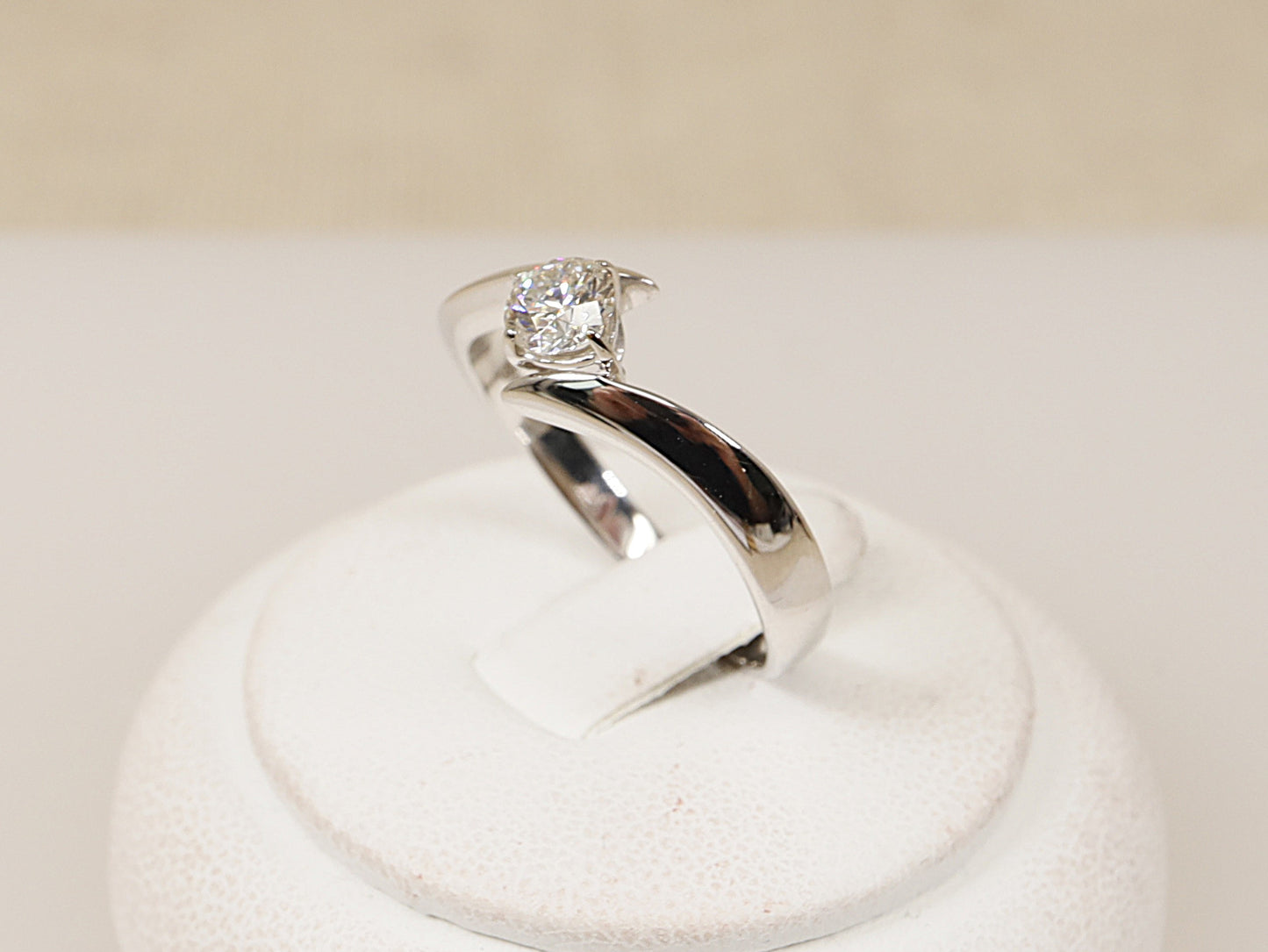 Fabulous 18ct White Gold Diamond Solitaire Twist Ring – Certified Natural Diamond