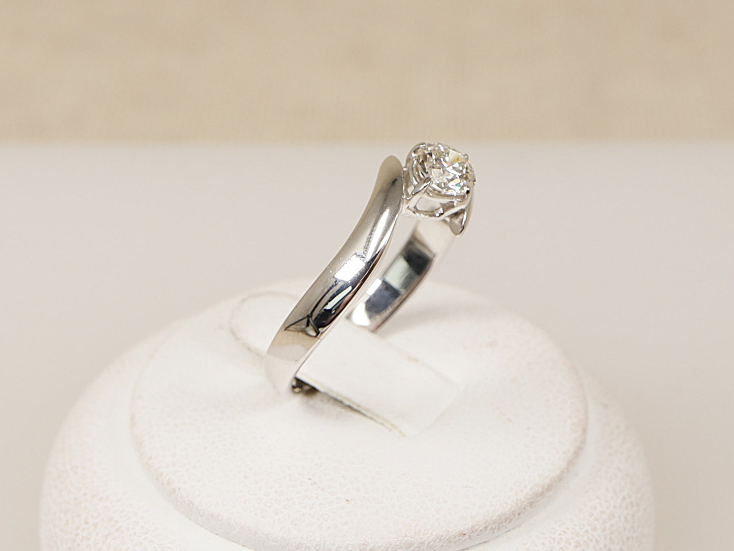 Fabulous 18ct White Gold Diamond Solitaire Twist Ring – Certified Natural Diamond