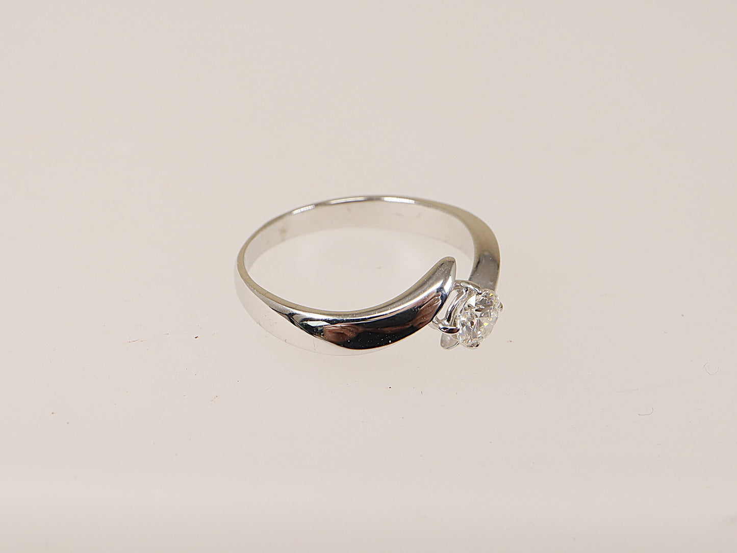 Fabulous 18ct White Gold Diamond Solitaire Twist Ring – Certified Natural Diamond