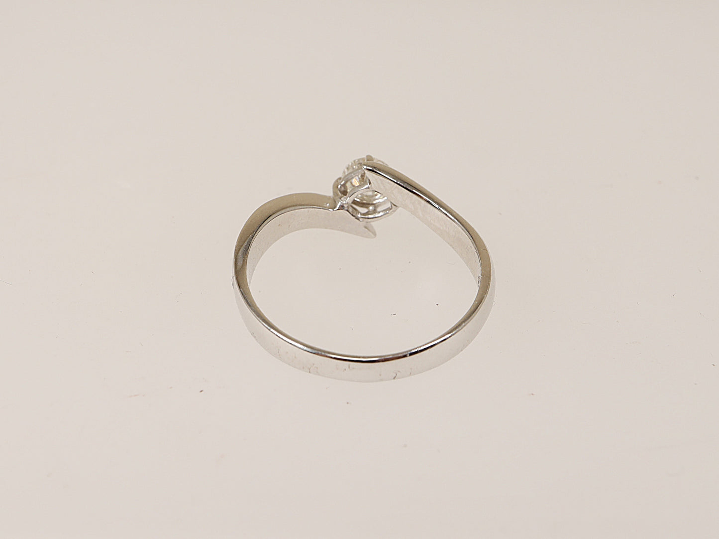 Fabulous 18ct White Gold Diamond Solitaire Twist Ring – Certified Natural Diamond