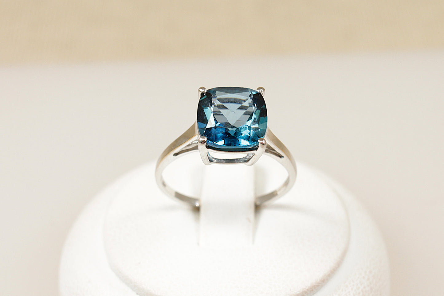 9ct White Gold London Blue Topaz Solitaire Ring