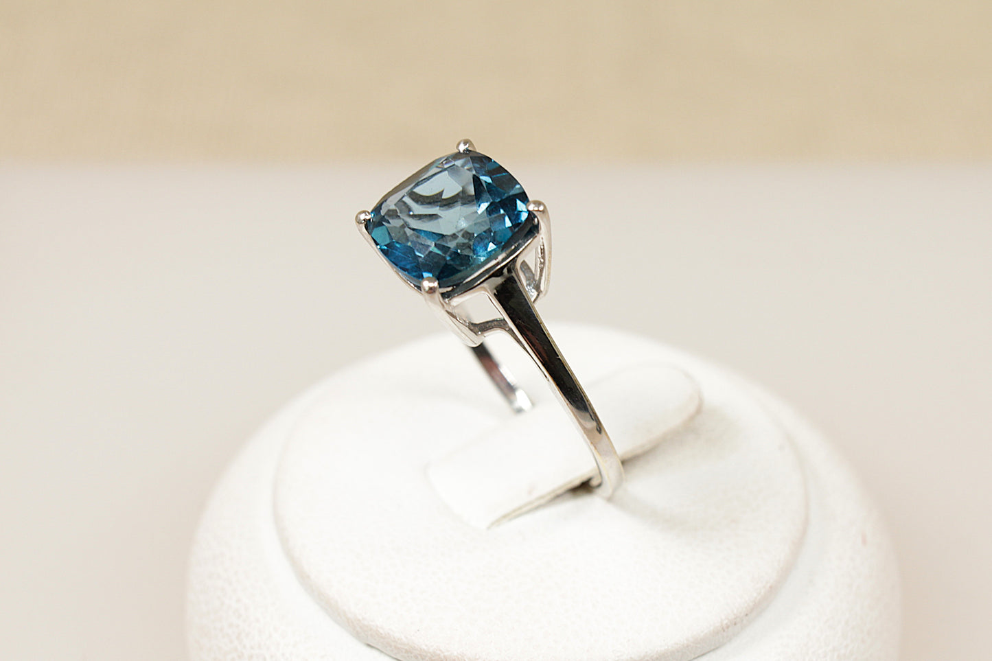 9ct White Gold London Blue Topaz Solitaire Ring