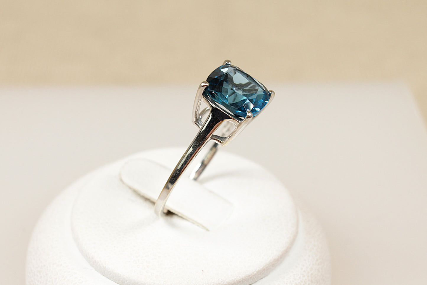 9ct White Gold London Blue Topaz Solitaire Ring