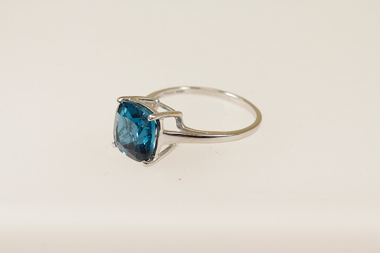 9ct White Gold London Blue Topaz Solitaire Ring
