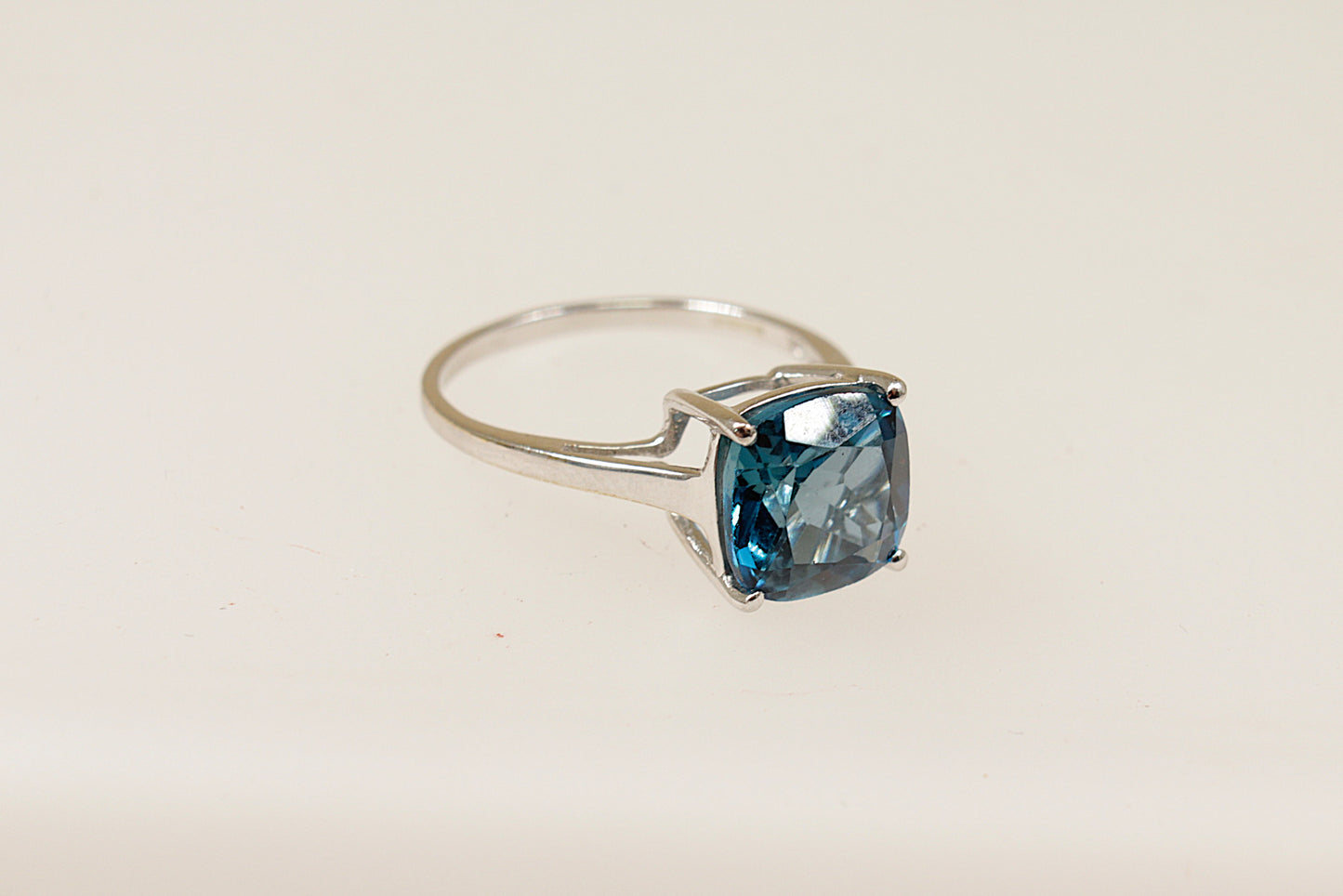 9ct White Gold London Blue Topaz Solitaire Ring
