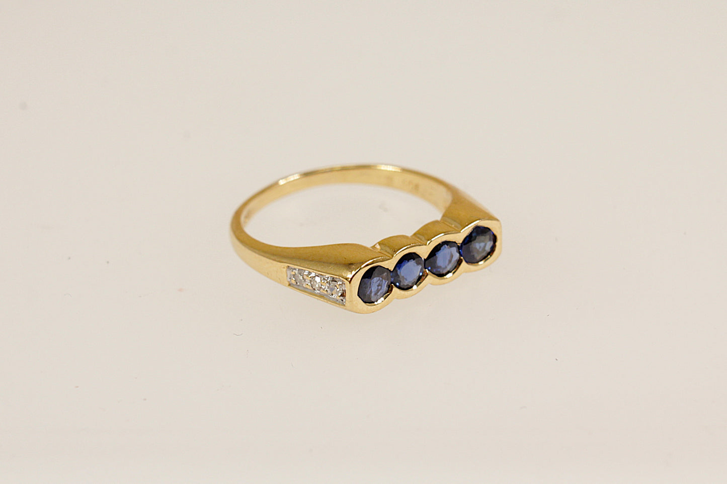 Vintage 18ct Blue Sapphire Gold Ring
