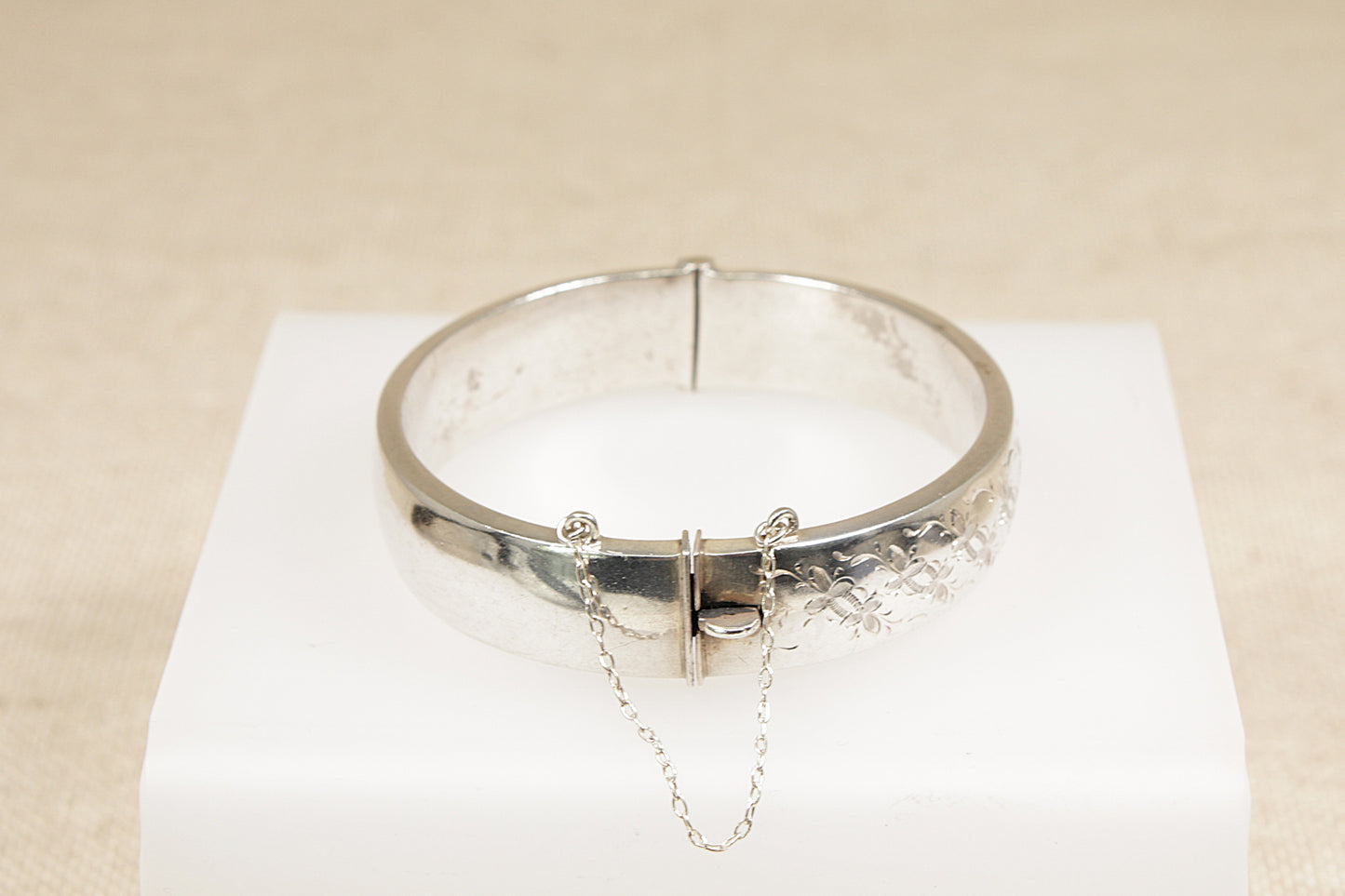 A Vintage Sterling Silver Hinged Bangle Bracelet