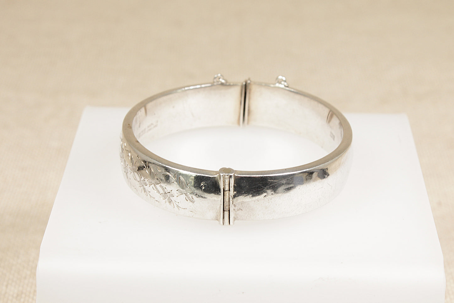 A Vintage Sterling Silver Hinged Bangle Bracelet
