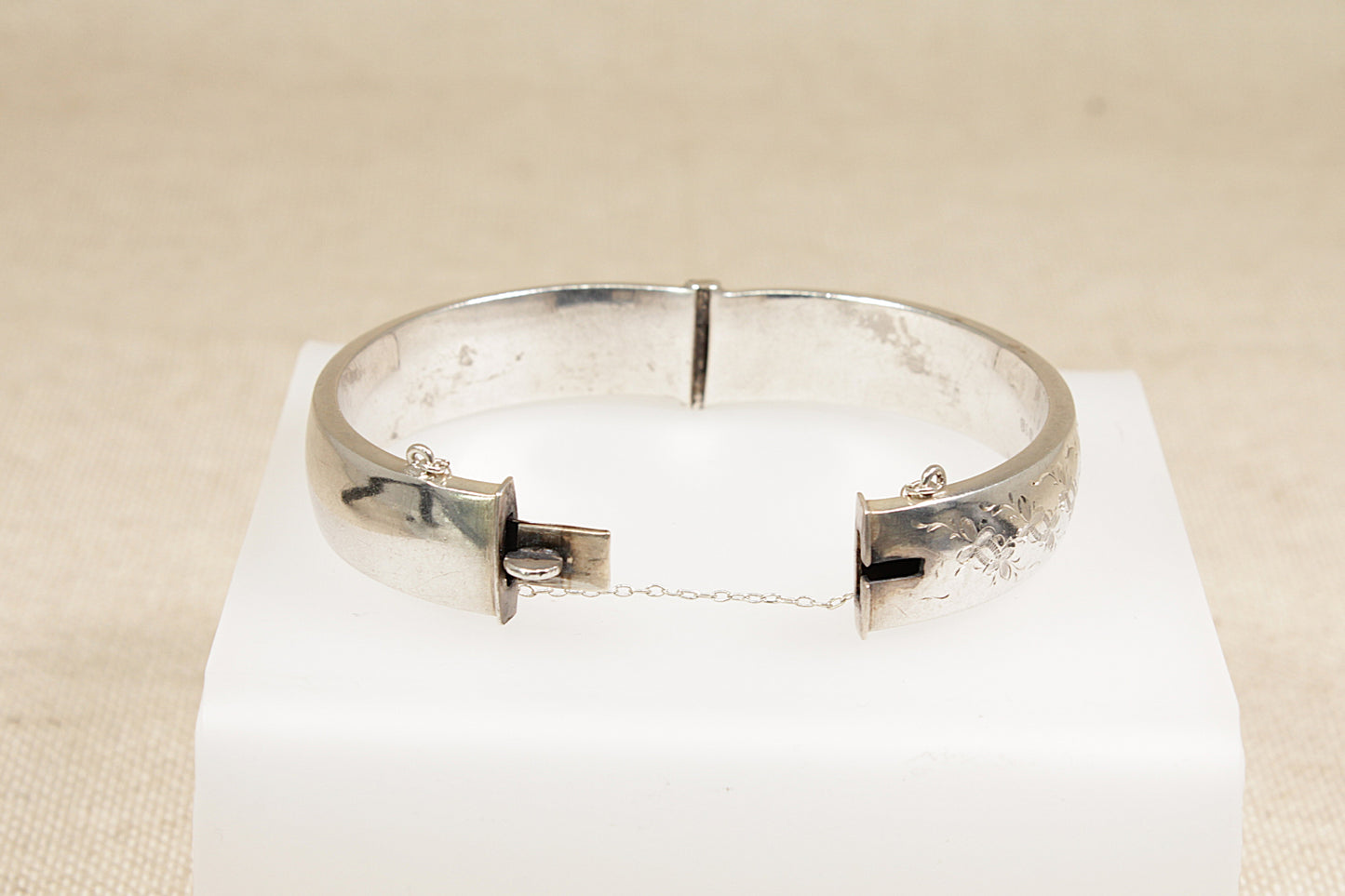 A Vintage Sterling Silver Hinged Bangle Bracelet