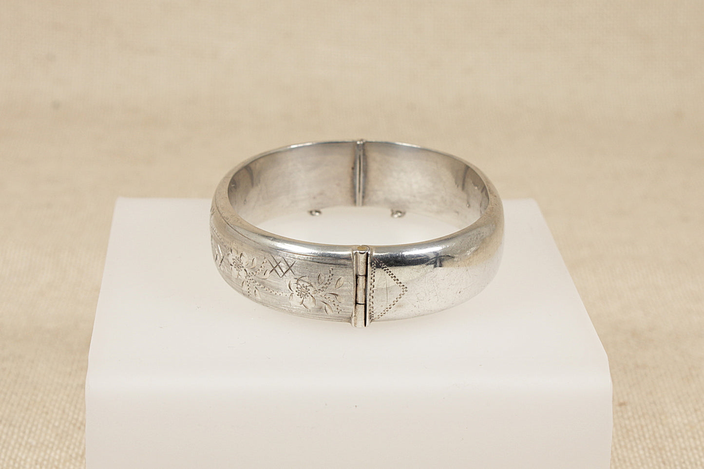 Vintage Silver Hinged Bangle Bracelet - 7 ½"