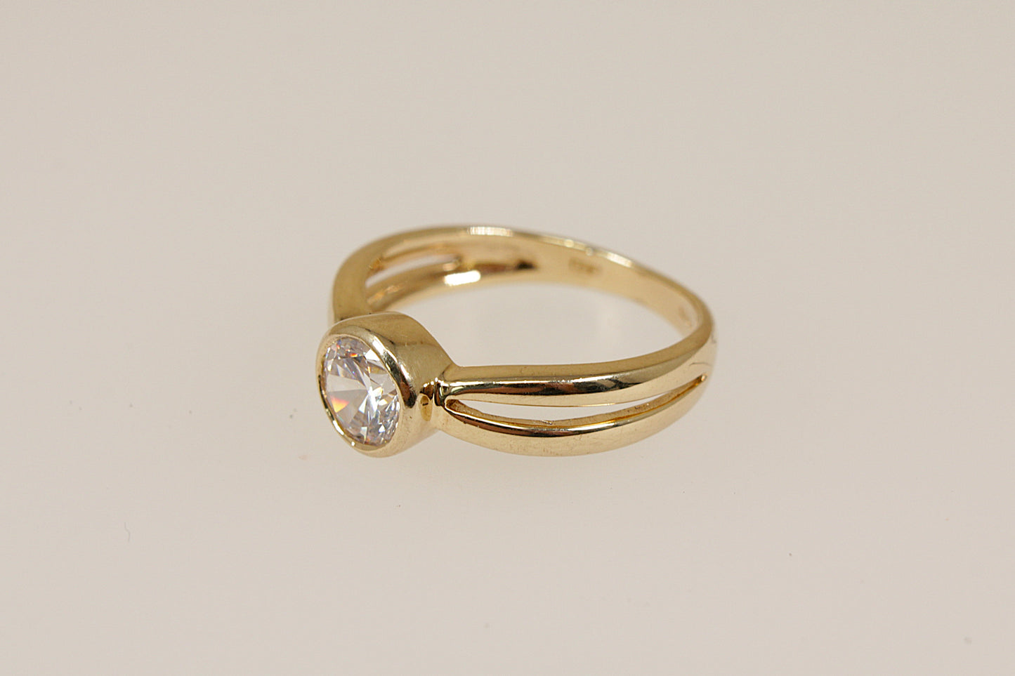 9ct Gold Cubic Zirconia Solitaire Ring