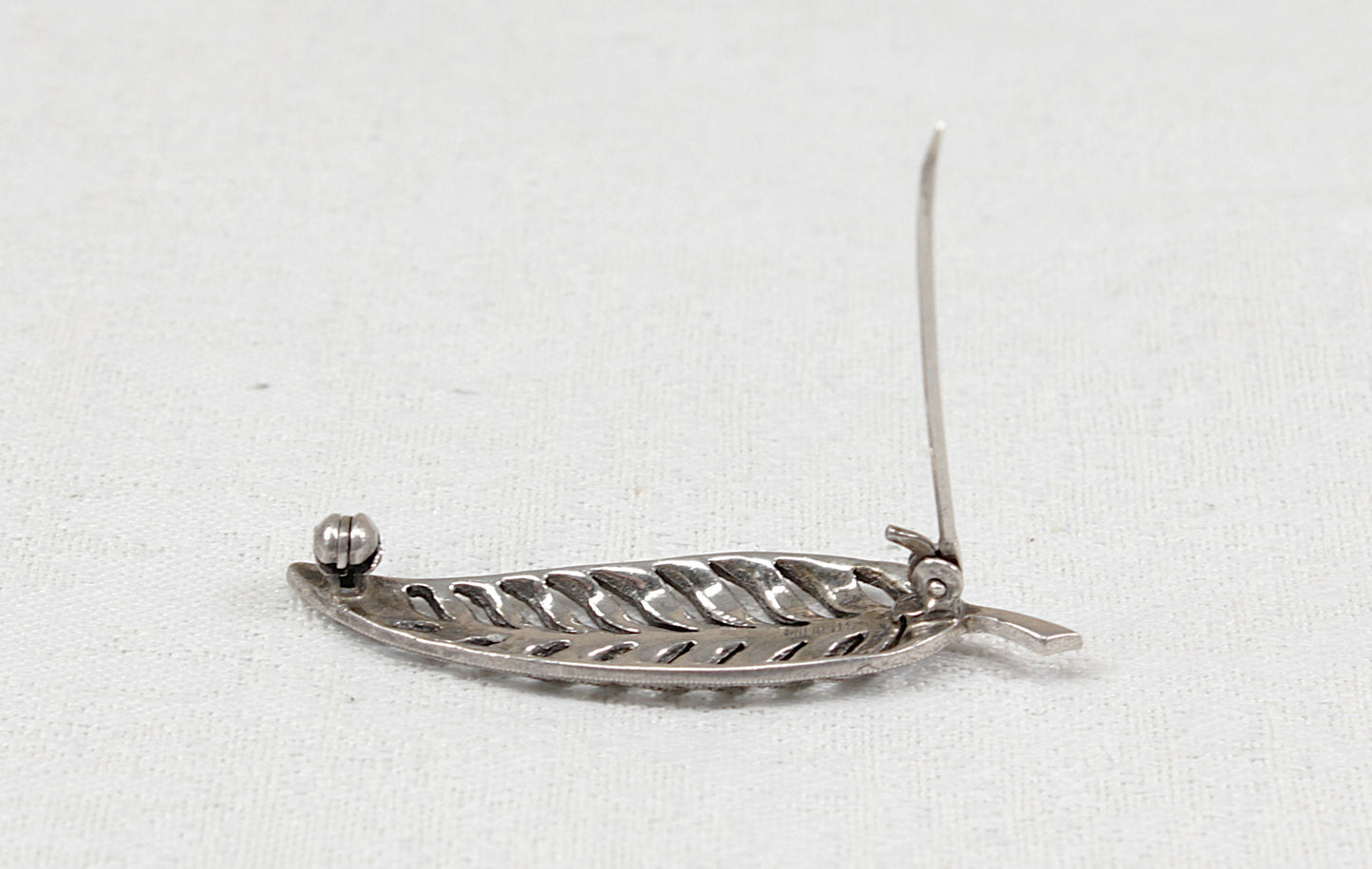 Stylish Sterling Silver & Marcasite Feather Brooch – Art Deco Design