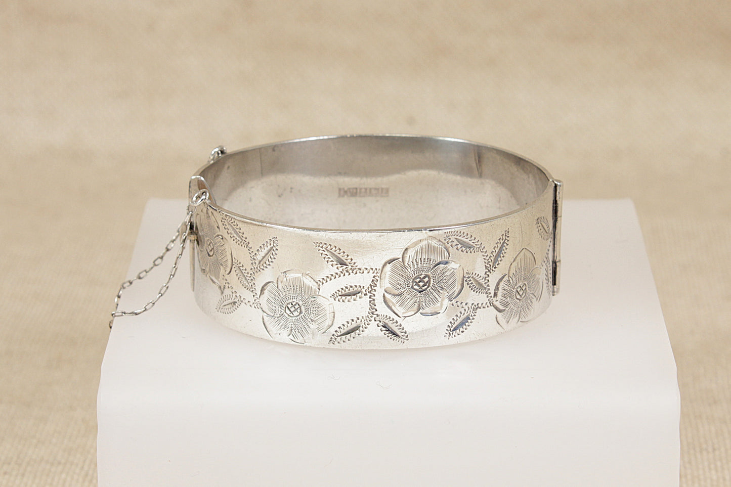 Stylish Classic Vintage Silver Hinged Bangle Bracelet - 7 ¼"