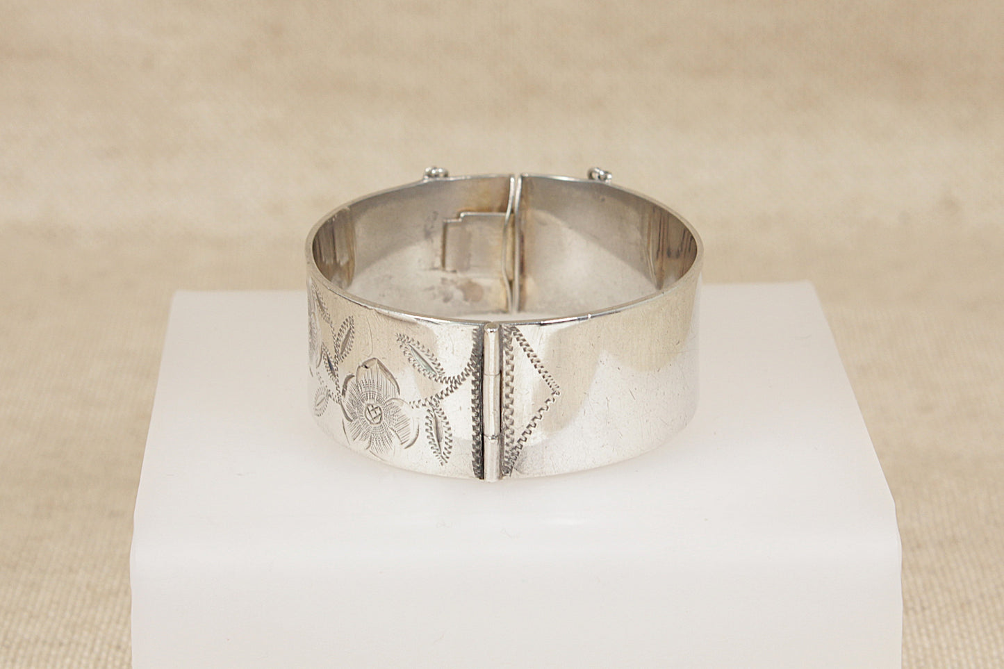 Stylish Classic Vintage Silver Hinged Bangle Bracelet - 7 ¼"