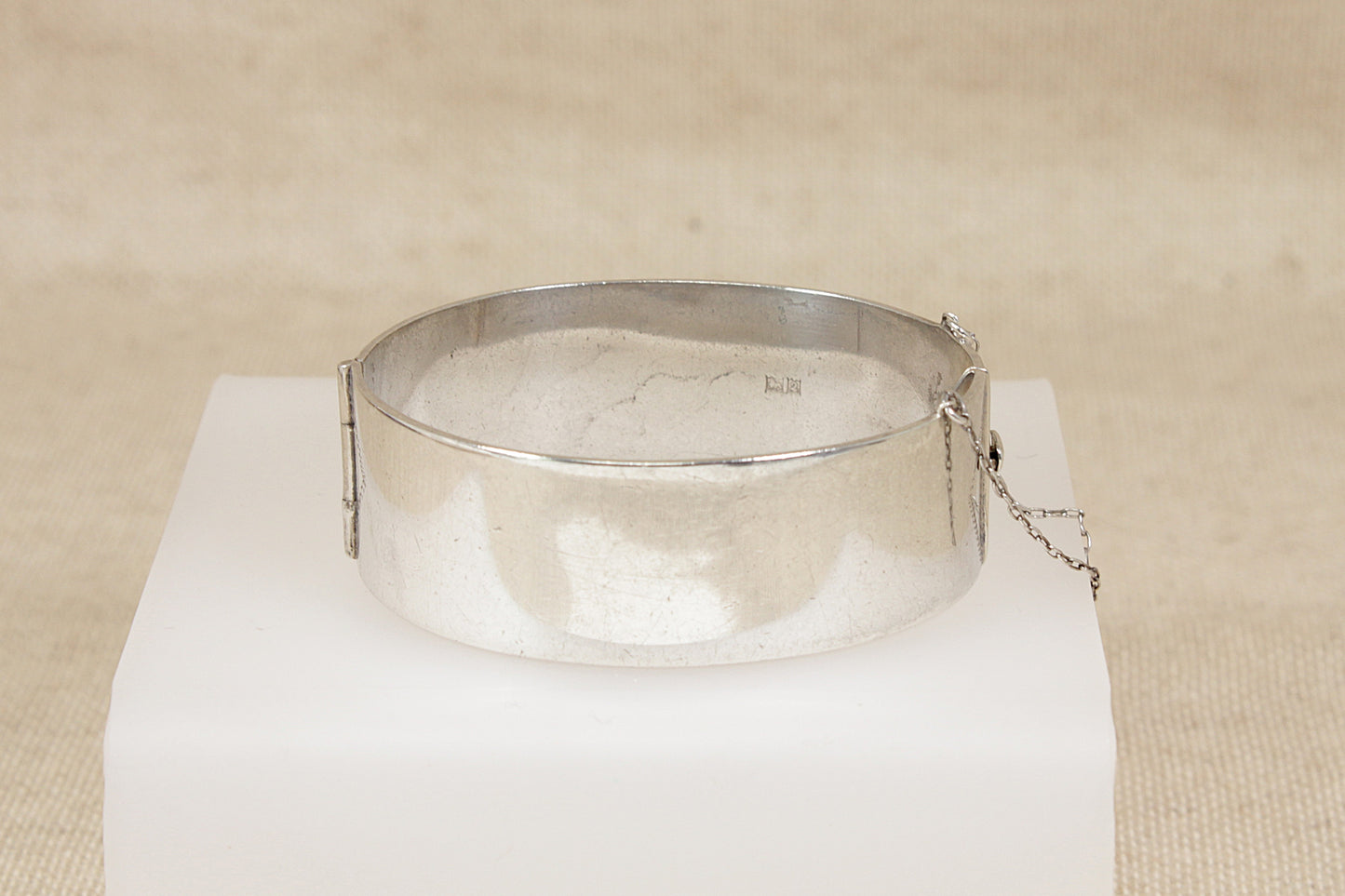 Stylish Classic Vintage Silver Hinged Bangle Bracelet - 7 ¼"