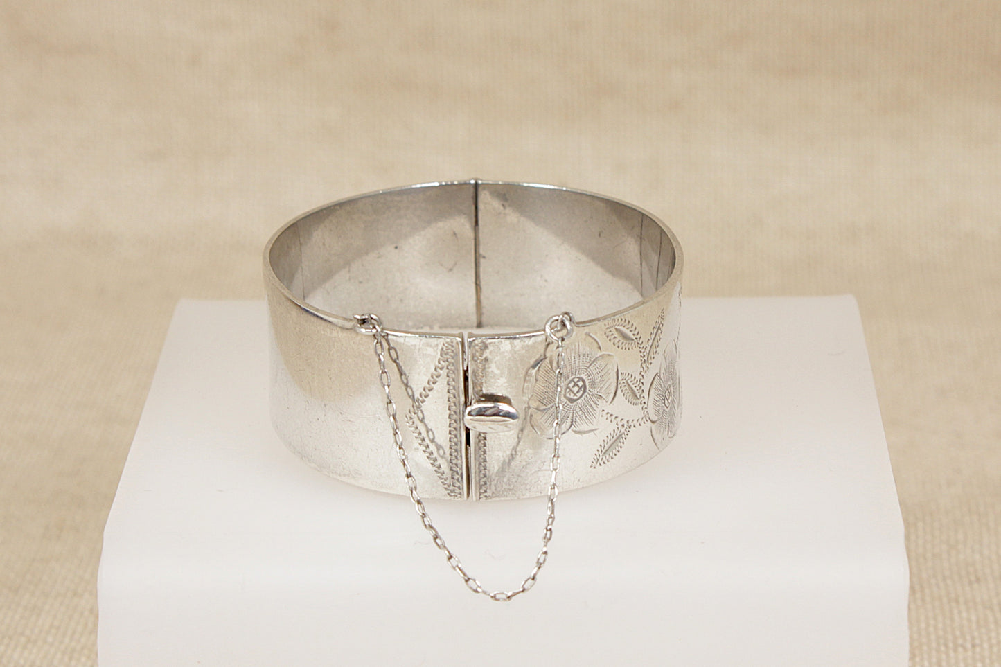 Stylish Classic Vintage Silver Hinged Bangle Bracelet - 7 ¼"
