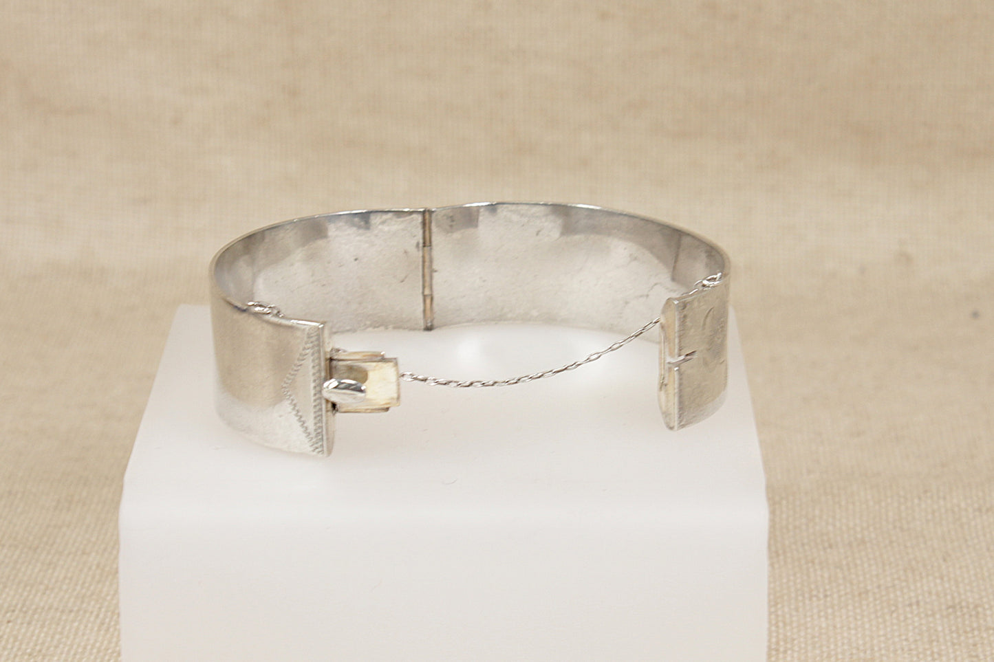Stylish Classic Vintage Silver Hinged Bangle Bracelet - 7 ¼"