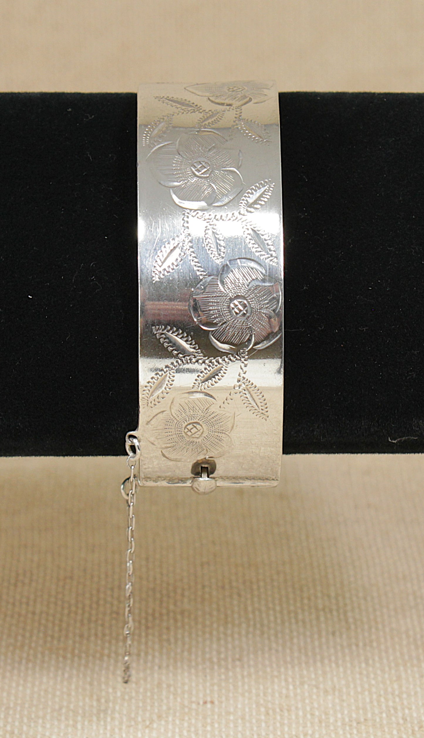 Stylish Classic Vintage Silver Hinged Bangle Bracelet - 7 ¼"