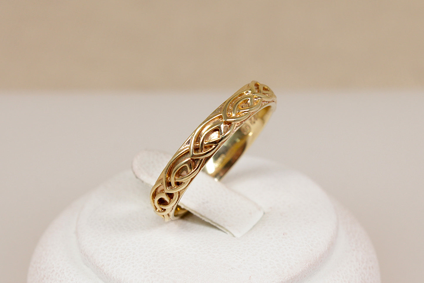 Stunning 9ct Welsh Gold ‘Annwyl’ Celtic Knot Wedding Band by Clogau