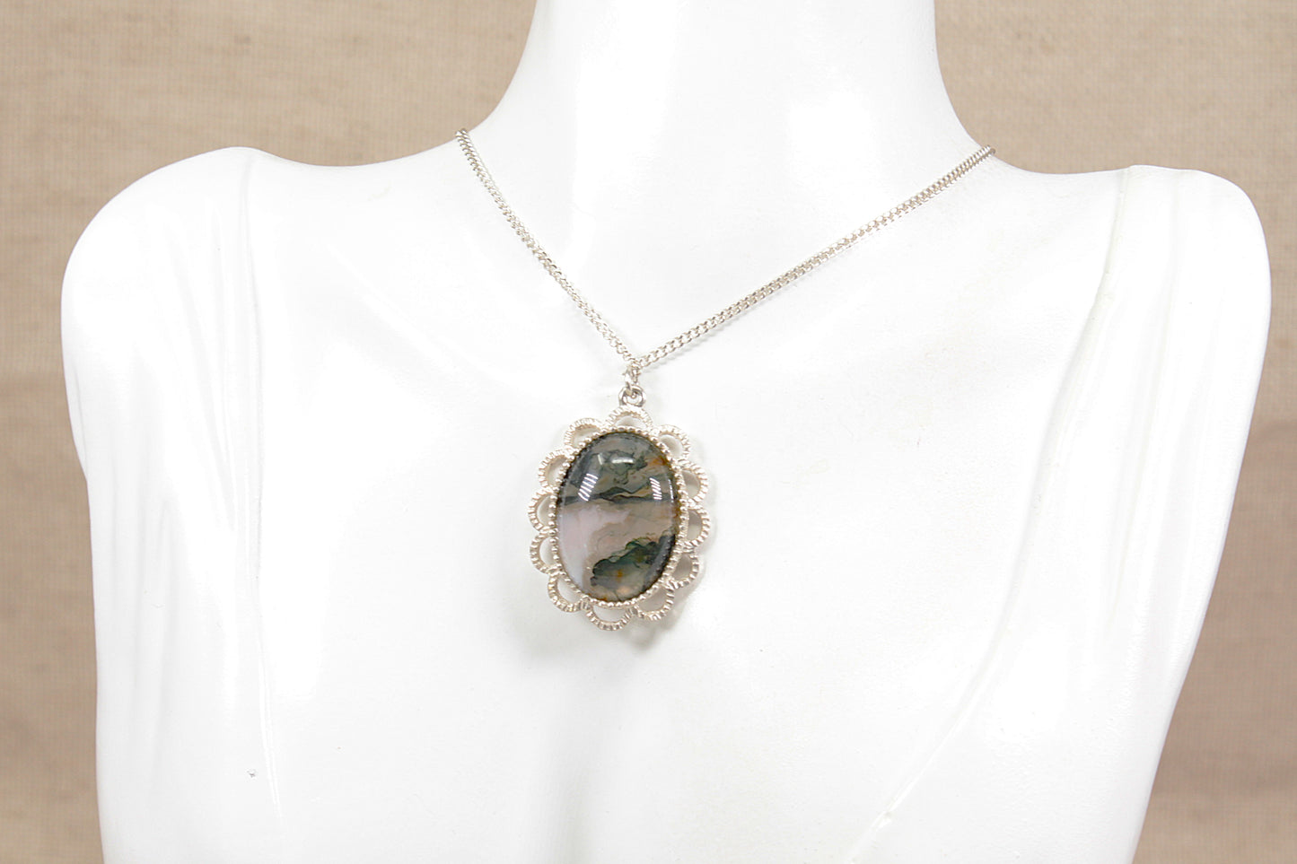 Impressive Vintage Sterling Silver & Moss Agate Pendant and Chain Necklace.