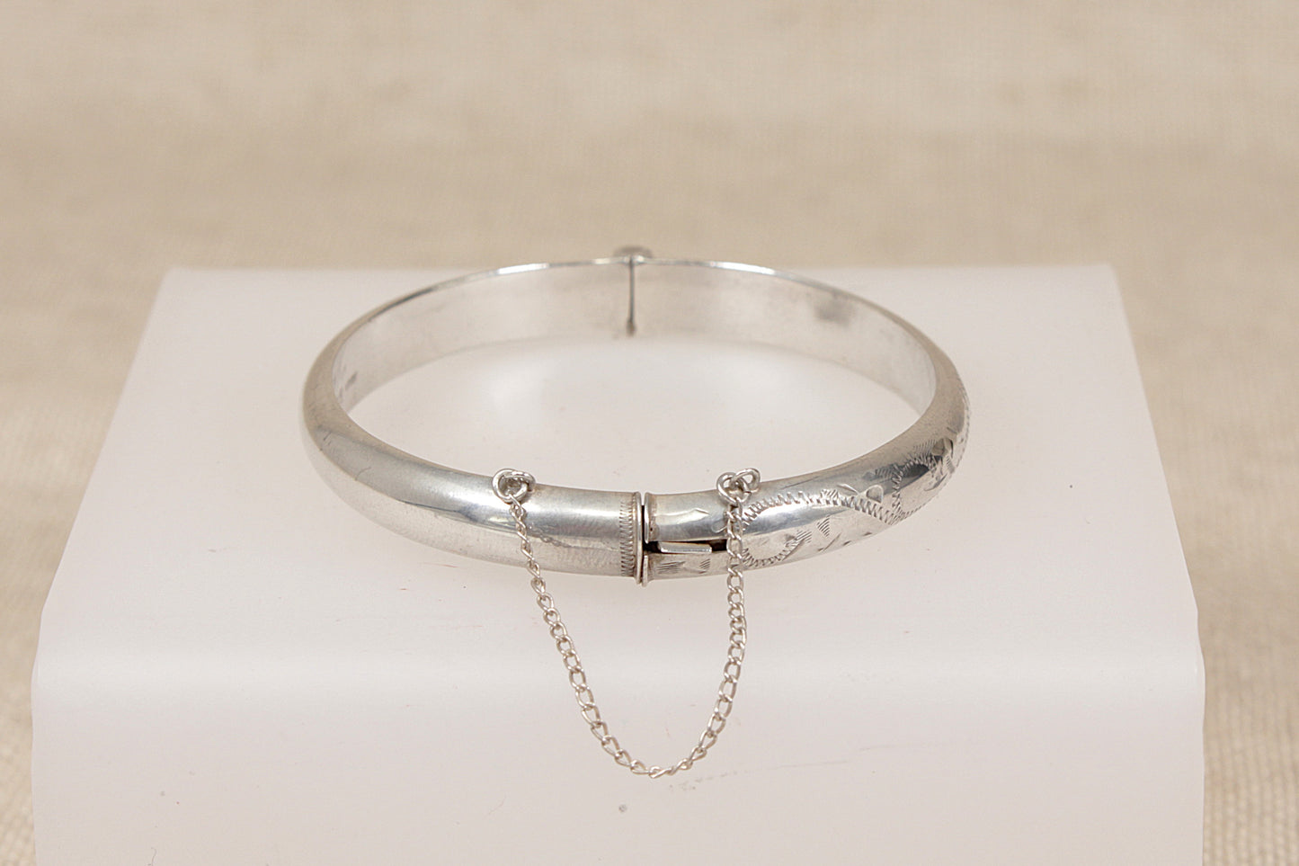 Beautiful Vintage Silver Floral Engraved Hinged Bangle Bracelet - 7"
