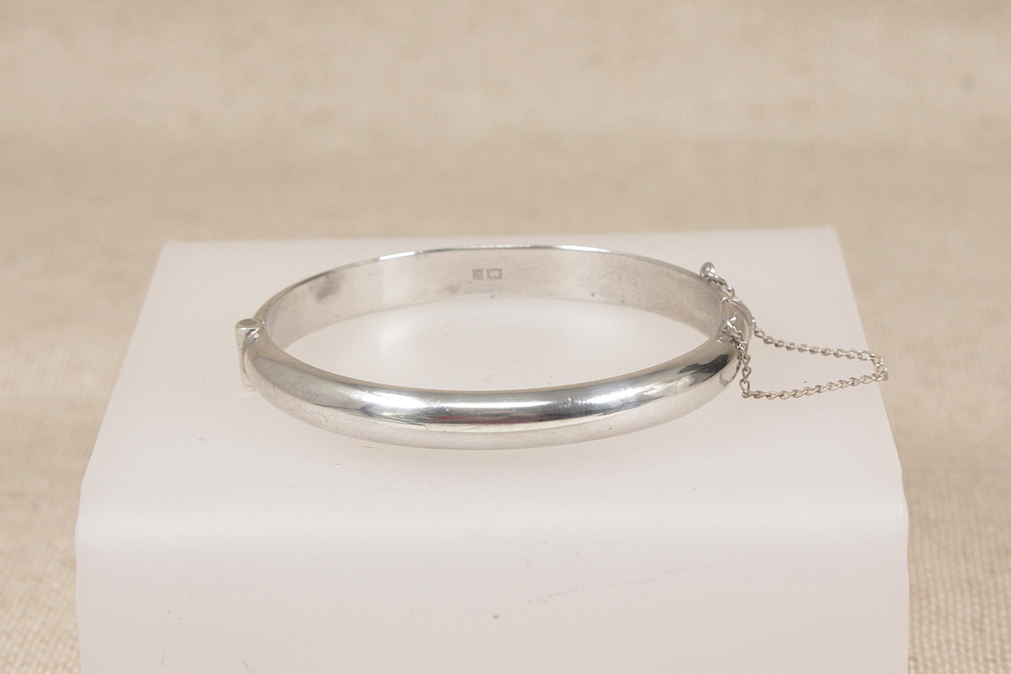 Beautiful Vintage Silver Floral Engraved Hinged Bangle Bracelet - 7"
