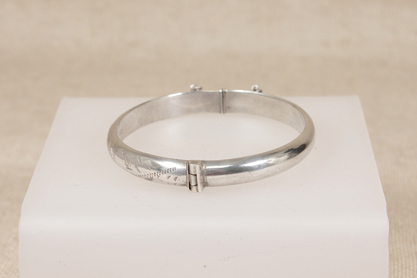 Beautiful Vintage Silver Floral Engraved Hinged Bangle Bracelet - 7"