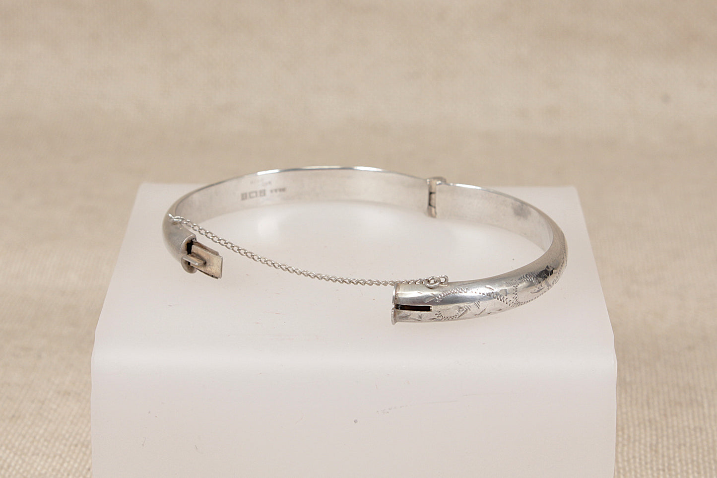 Beautiful Vintage Silver Floral Engraved Hinged Bangle Bracelet - 7"