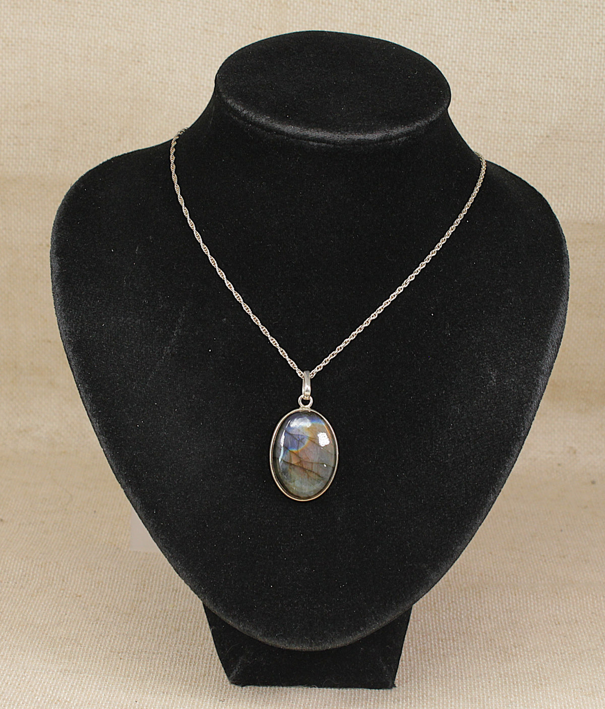 Stylish Sterling Silver Labradorite Pendant Necklace