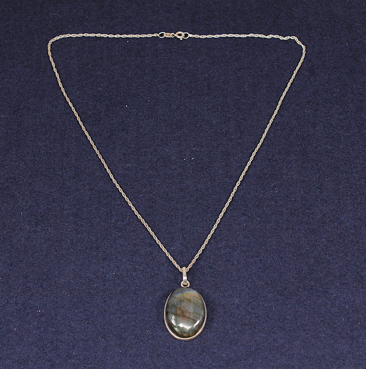 Stylish Sterling Silver Labradorite Pendant Necklace