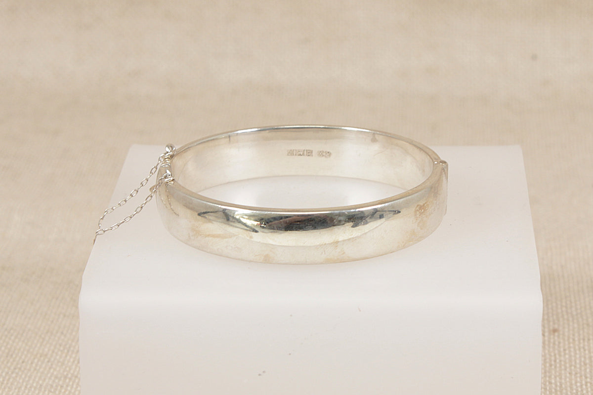 Vintage 1971 Sterling Silver Hinged Bangle with Etched Decoration