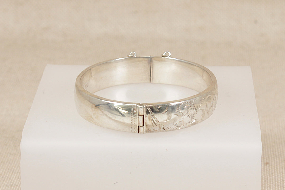 Vintage 1971 Sterling Silver Hinged Bangle with Etched Decoration