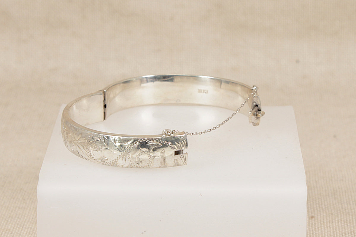 Vintage 1971 Sterling Silver Hinged Bangle with Etched Decoration