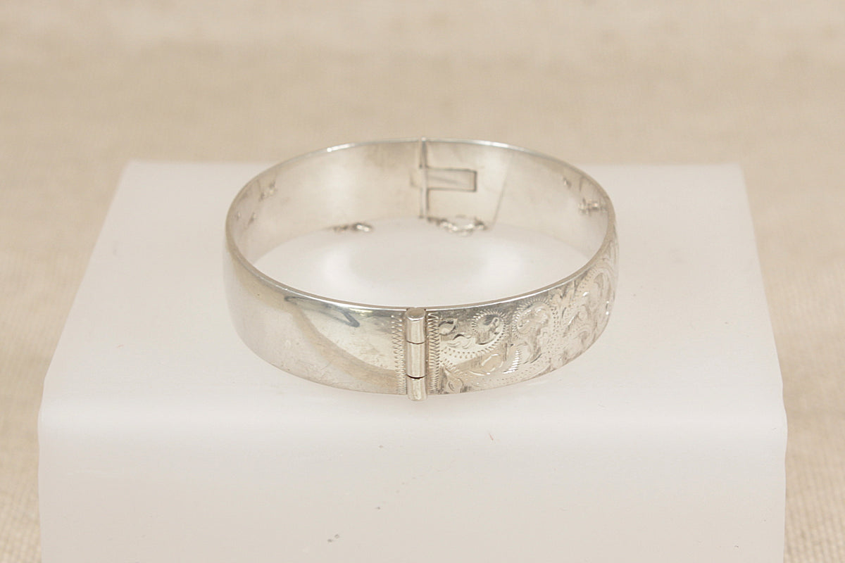 Vintage 1961 Solid Sterling Silver Hinged Bangle