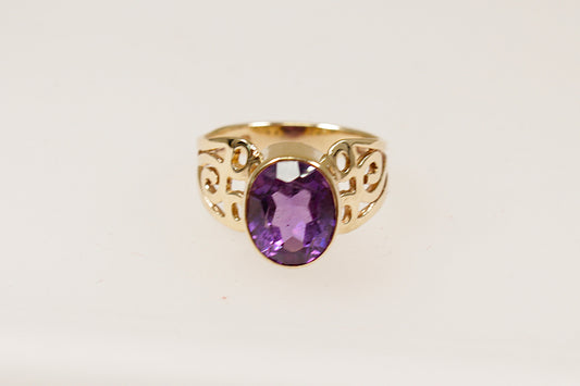 This stunning 9ct Gold Amethyst ring captures the elegance and intricate craftmanship of a vintage solitaire ring.
Handcrafted in 9ct gold, the solitaire Amethyst is the main focus with the intricate gold detailing emphasising it’s simplicity. It is in excellent condition and inside the bandit has London hallmarks for 9ct Gold. UK Finger size M.