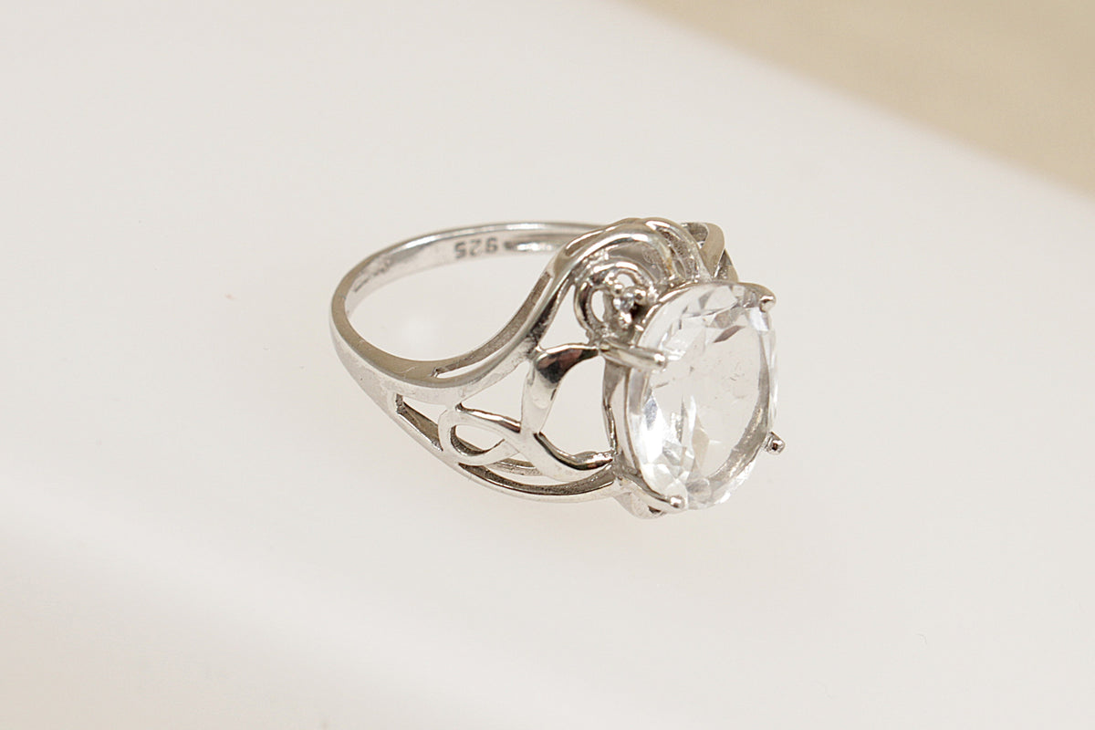 This stunning Silver ring has a single Clear Oval Crystal gemstone set in a beautiful 4 claw setting. 