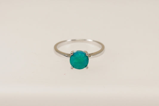 This pretty Silver ring has a captivating green Crystal gemstone that is claw set and shimmers in the light. It is in excellent condition and inside the band it is stamped 925 for sterling silver. UK Finger size: O