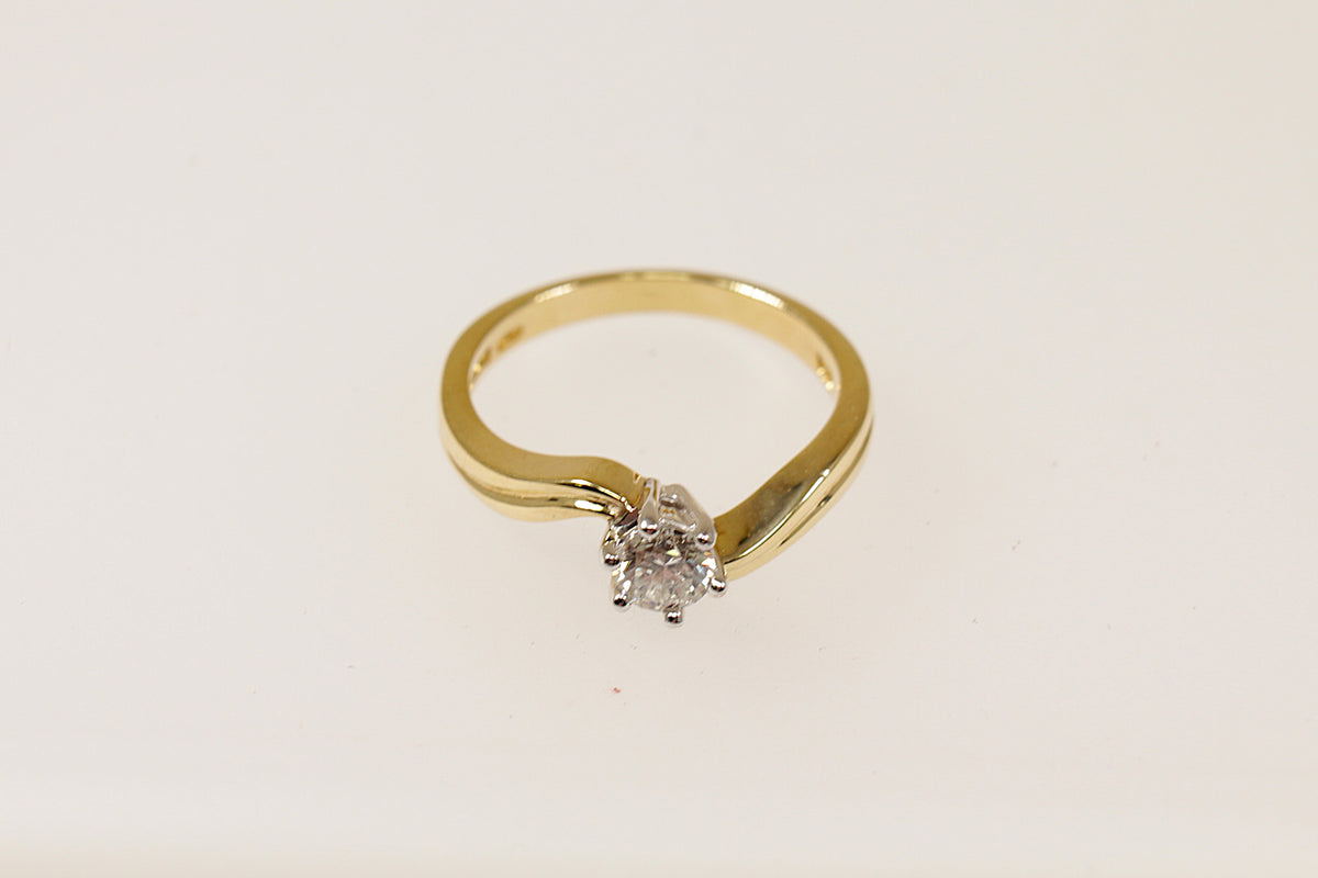 This stunning 18ct Gold Diamond solitaire is a classic and elegant piece of jewellery. The band features a twist design adding a contemporary and graceful touch to this classic solitaire ring.