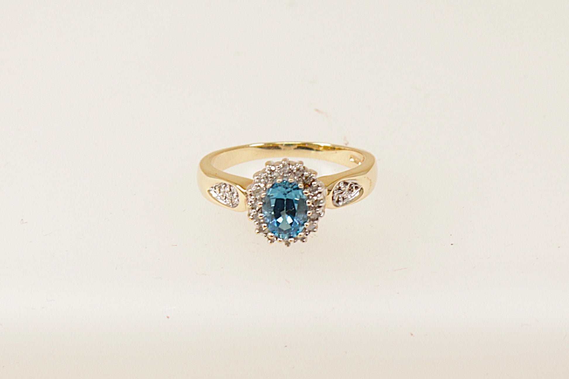 This combination of the deep blue oval-shaped London Blue Topaz, sparkling diamond accents and a gold basket setting, creates a luxurious and eye-catching ring that works beautifully for both special occasions and daily wear. UK finger size P.