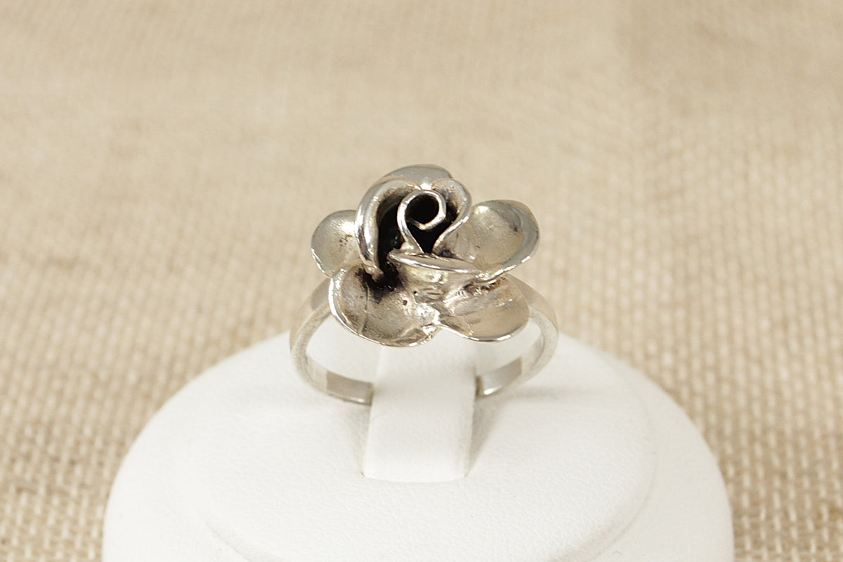 This stylish and beautifully handcrafted silver ring is in the shape of a rose and is finely made. 